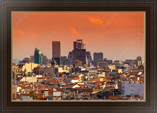 Постер Испания. Небоскребы  Мадрида на закате с типом исполнения На холсте в раме в багетной раме 1.023.151
