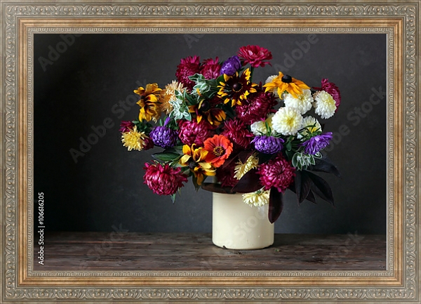 Постер Осенний натюрморт с садовыми цветами на темном фоне с типом исполнения На холсте в раме в багетной раме 484.M48.310