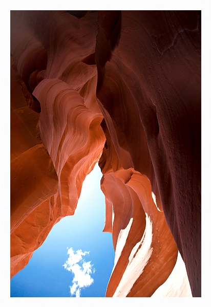 Постер Кусочек неба с облаком в каньоне с типом исполнения На холсте в раме в багетной раме 221-03