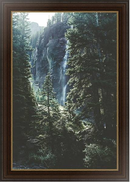 Постер Высокий водопад в еловом лесу с типом исполнения На холсте в раме в багетной раме 1.023.151