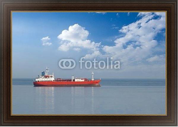 Постер Красный корабль в море с типом исполнения На холсте в раме в багетной раме 1.023.151