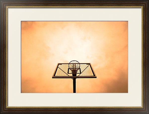 Постер Баскетбольное кольцо на фоне закатного неба с типом исполнения Под стеклом в багетной раме 1.023.036
