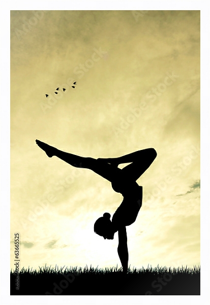 Постер Йога на фоне заката с типом исполнения На холсте в раме в багетной раме 221-03