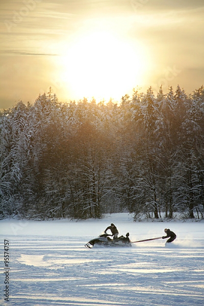 Постер Катание на снегоходе по замёрзшей реке с типом исполнения На холсте без рамы