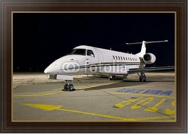Постер Самолет в аэропорту ночью с типом исполнения На холсте в раме в багетной раме 1.023.151