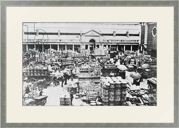 Постер Loading Fruit at Covent Garden Market, 1900 с типом исполнения Под стеклом в багетной раме 1727.2510