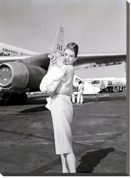 Постер Hepburn, Audrey 65 с типом исполнения На холсте без рамы