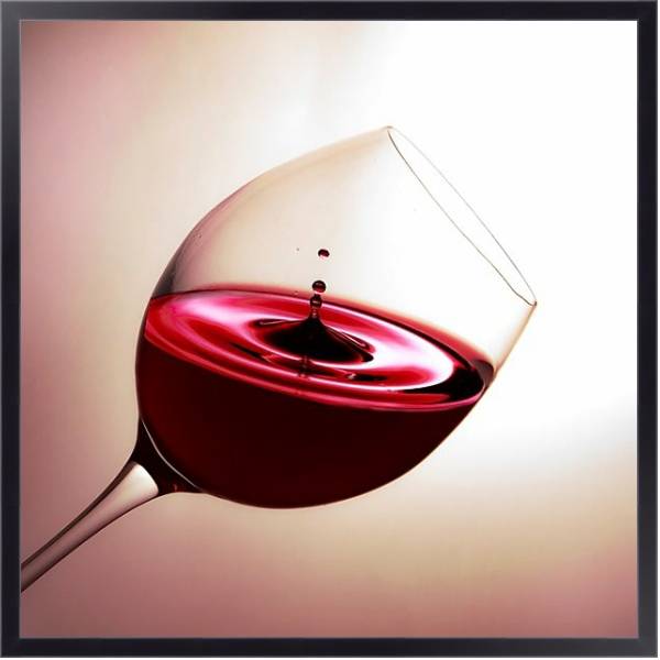 Постер Капля красного вина в бокале с типом исполнения На холсте в раме в багетной раме 221-01