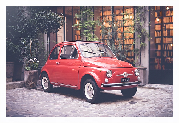 Постер Маленький красный ретро-автомобиль на улице с типом исполнения На холсте в раме в багетной раме 221-03