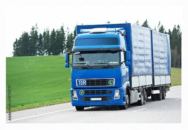 Постер Синий грузовик с синим трейлером на шоссе с типом исполнения На холсте в раме в багетной раме 221-03