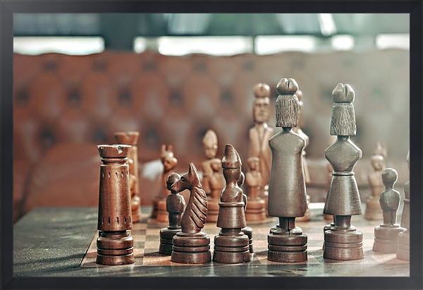 Постер Вырезанные из дерева шахматы с типом исполнения На холсте в раме в багетной раме 1727.8010