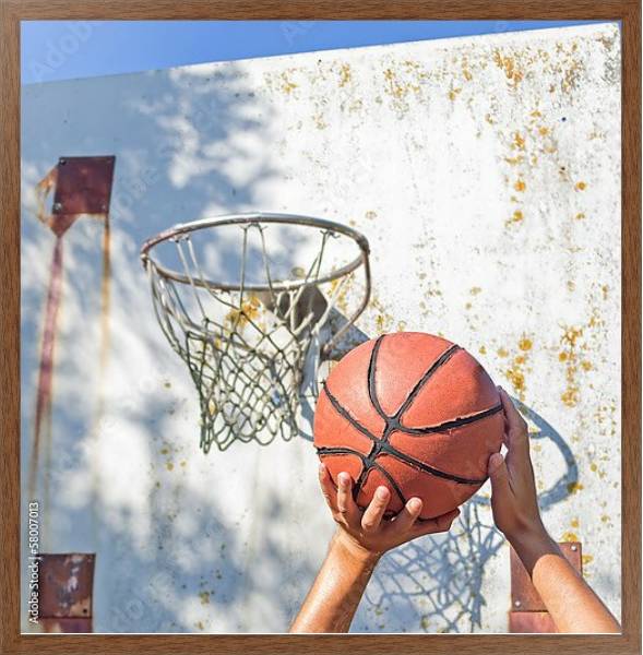 Постер Бросок в баскетбольную корзину с типом исполнения На холсте в раме в багетной раме 1727.4310