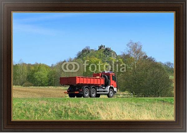 Постер Красный грузовик на сельской дороге с типом исполнения На холсте в раме в багетной раме 1.023.151