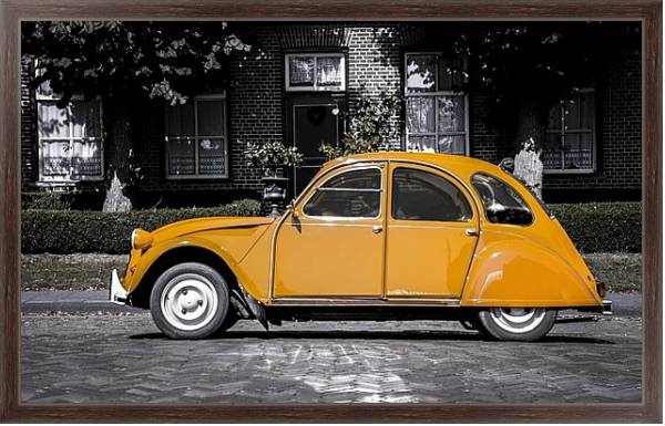 Постер Оранжевый старинный автомобиль на серой улице с типом исполнения На холсте в раме в багетной раме 221-02