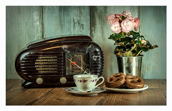 Постер Ретро-радио, букет и чашка чая с бубликами с типом исполнения На холсте в раме в багетной раме 221-03