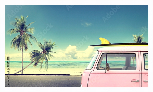 Постер Винтажный автомобиль на пляже с доской для серфинга на крыше с типом исполнения На холсте в раме в багетной раме 221-03