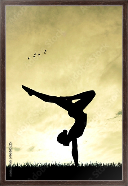 Постер Йога на фоне заката с типом исполнения На холсте в раме в багетной раме 221-02