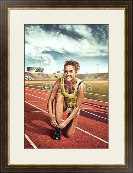 Постер Девушка перед пробежкой на стадионе с типом исполнения Под стеклом в багетной раме 1.023.036