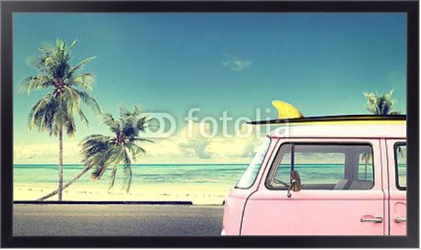 Постер Винтажный автомобиль на пляже с доской для серфинга на крыше с типом исполнения На холсте в раме в багетной раме 221-01
