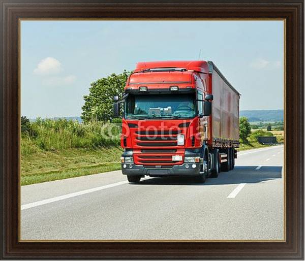 Постер Красный грузовик с трейлером на шоссе с типом исполнения На холсте в раме в багетной раме 1.023.151