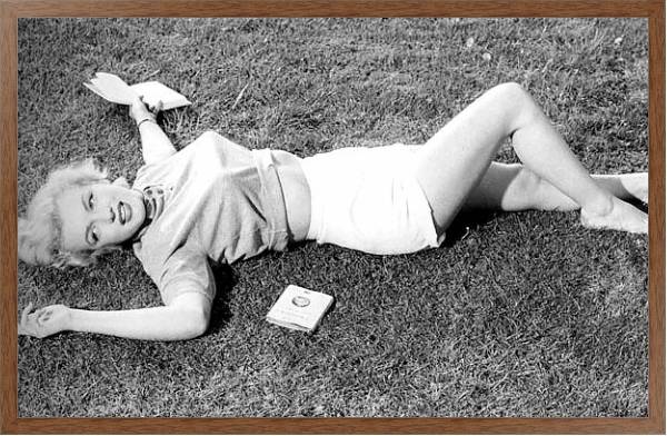 Постер Monroe, Marilyn 21 с типом исполнения На холсте в раме в багетной раме 1727.4310