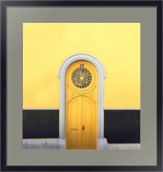 Постер Желтая резная дверь с типом исполнения Под стеклом в багетной раме 221-01