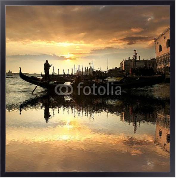 Постер Гондола на закате в Венеции, Италия с типом исполнения На холсте в раме в багетной раме 221-01