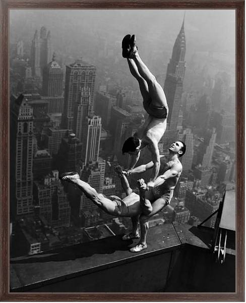 Постер Гимнасты на Нью-Йоркском небоскребе с типом исполнения На холсте в раме в багетной раме 221-02