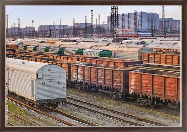 Постер Железнодорожные грузовые вагоны на станции с типом исполнения На холсте в раме в багетной раме 221-02