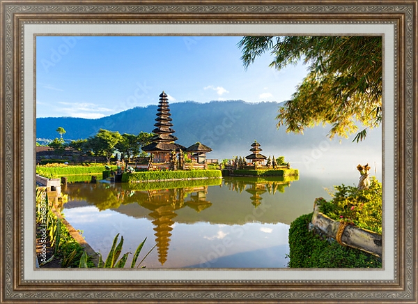 Постер Храм на берегу озера на рассвете, Бедугул, Бали, Индонезия. с типом исполнения На холсте в раме в багетной раме 595.M52.330