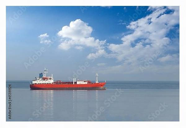Постер Красный корабль в море с типом исполнения На холсте в раме в багетной раме 221-03