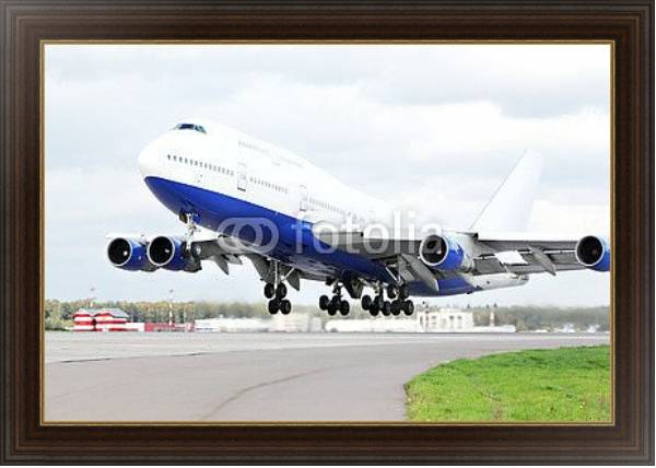 Постер Взлет большого пассажирского авиалайнера с типом исполнения На холсте в раме в багетной раме 1.023.151