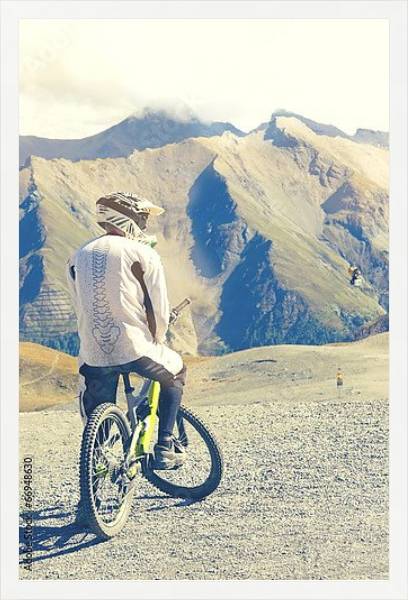 Постер Горный велосипедист на фоне скалы с типом исполнения На холсте в раме в багетной раме 1727.7010