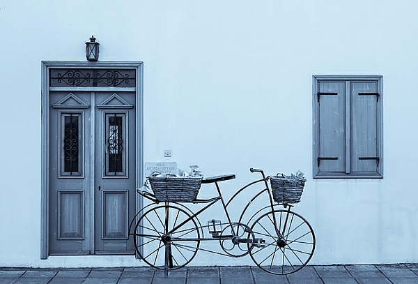 Постер Дверь, окно и велосипед с типом исполнения На холсте без рамы