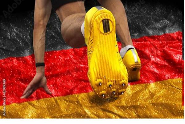 Постер Спринтер на стартовой позиции на немецком флаге с типом исполнения На холсте без рамы