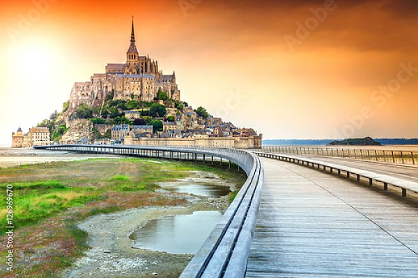 Постер Исторический остров Мон Сен-Мишель, вид с моста, Франция с типом исполнения На холсте без рамы