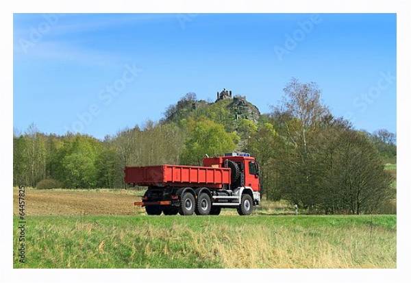 Постер Красный грузовик на сельской дороге с типом исполнения На холсте в раме в багетной раме 221-03