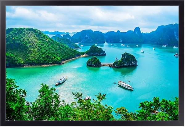 Постер Вьетнам. Scenic view of islands in Halong Bay с типом исполнения На холсте в раме в багетной раме 221-01