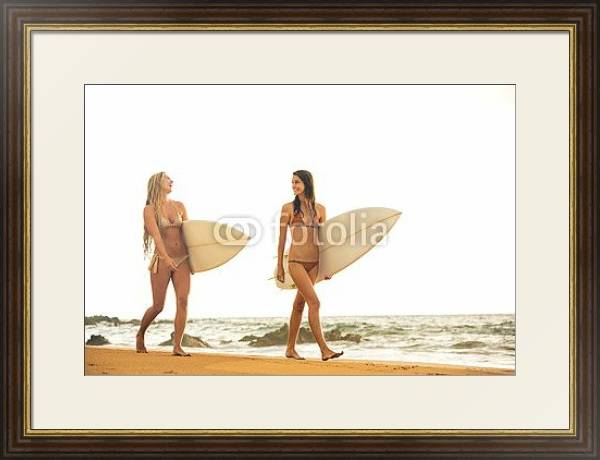 Постер Две девушки серфингистки с типом исполнения Под стеклом в багетной раме 1.023.036