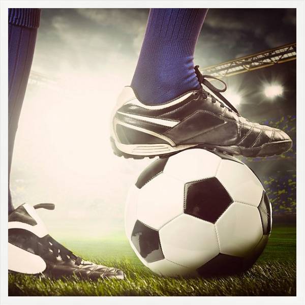Постер Нога футболиста и мяч с типом исполнения На холсте в раме в багетной раме 1727.7010