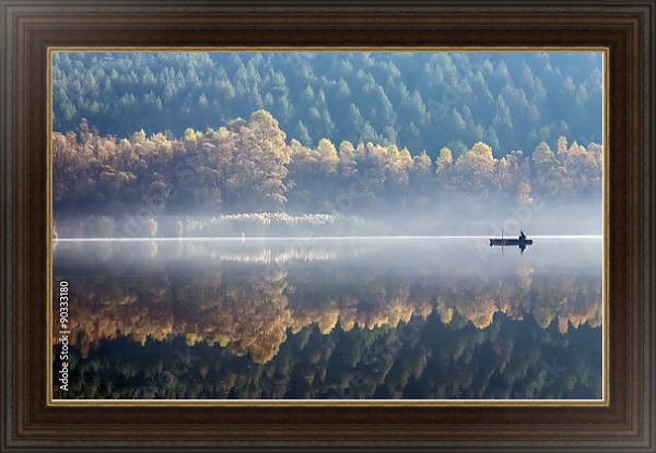 Постер Лодка на туманном озере на фоне осеннего леса с типом исполнения На холсте в раме в багетной раме 1.023.151
