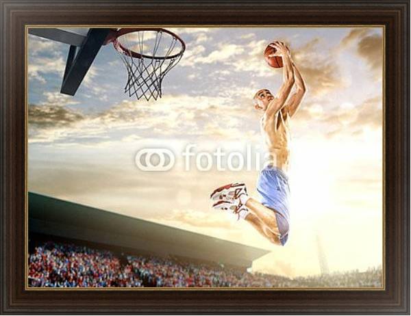 Постер Баскетболист забрасывающий мяч в корзину с типом исполнения На холсте в раме в багетной раме 1.023.151