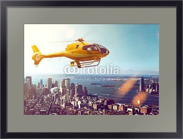 Постер Вертолет над городом с типом исполнения Под стеклом в багетной раме 221-01