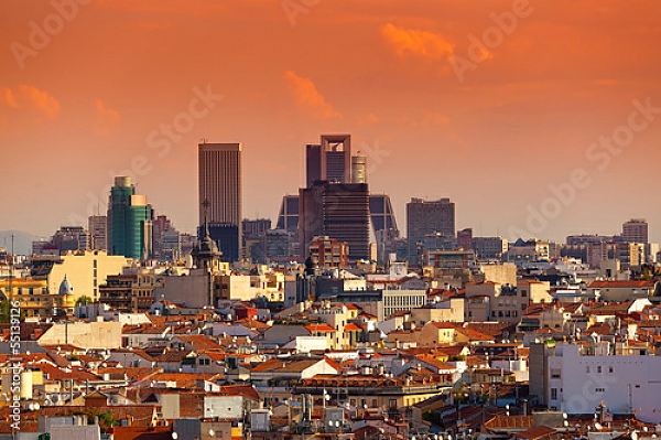 Постер Испания. Небоскребы  Мадрида на закате с типом исполнения На холсте без рамы