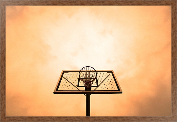 Постер Баскетбольное кольцо на фоне закатного неба с типом исполнения На холсте в раме в багетной раме 1727.4310
