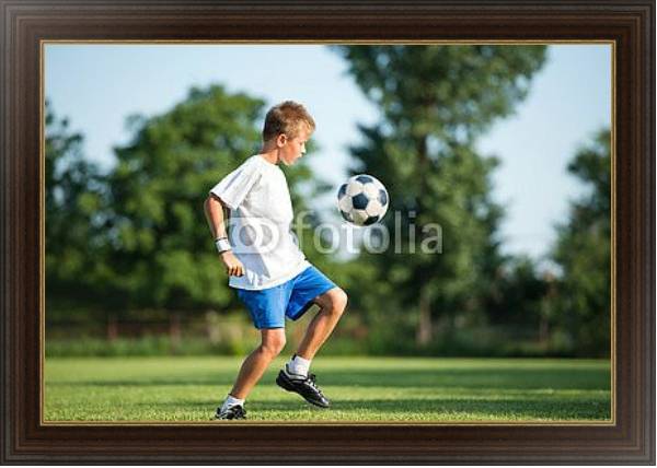 Постер Юный футболист с типом исполнения На холсте в раме в багетной раме 1.023.151