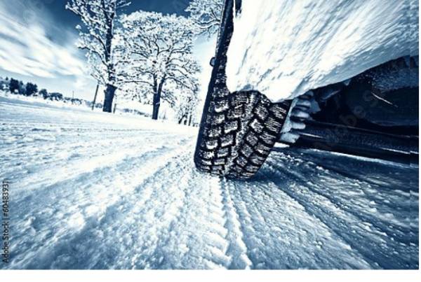 Постер Автомобиль на снежной дороге с типом исполнения На холсте без рамы