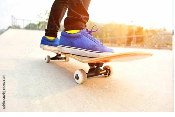 Постер Скейтбордист в парке на закате с типом исполнения На холсте без рамы