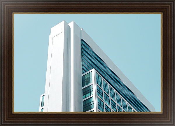 Постер Белое офисное здание со стеклянным фасадом с типом исполнения На холсте без рамы