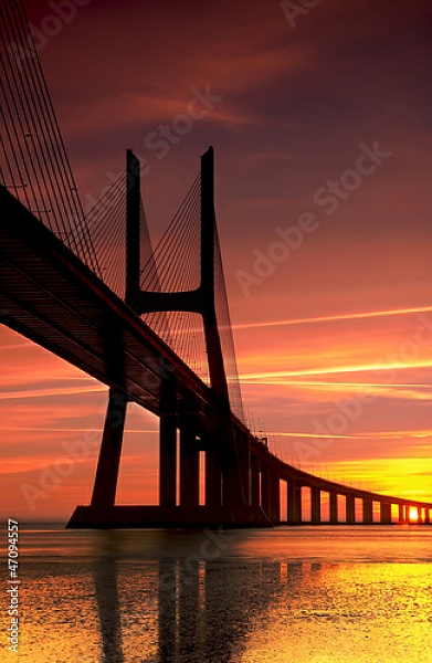 Постер Португалия. Лиссабон. Мост Васко да Гама. Закат с типом исполнения На холсте без рамы